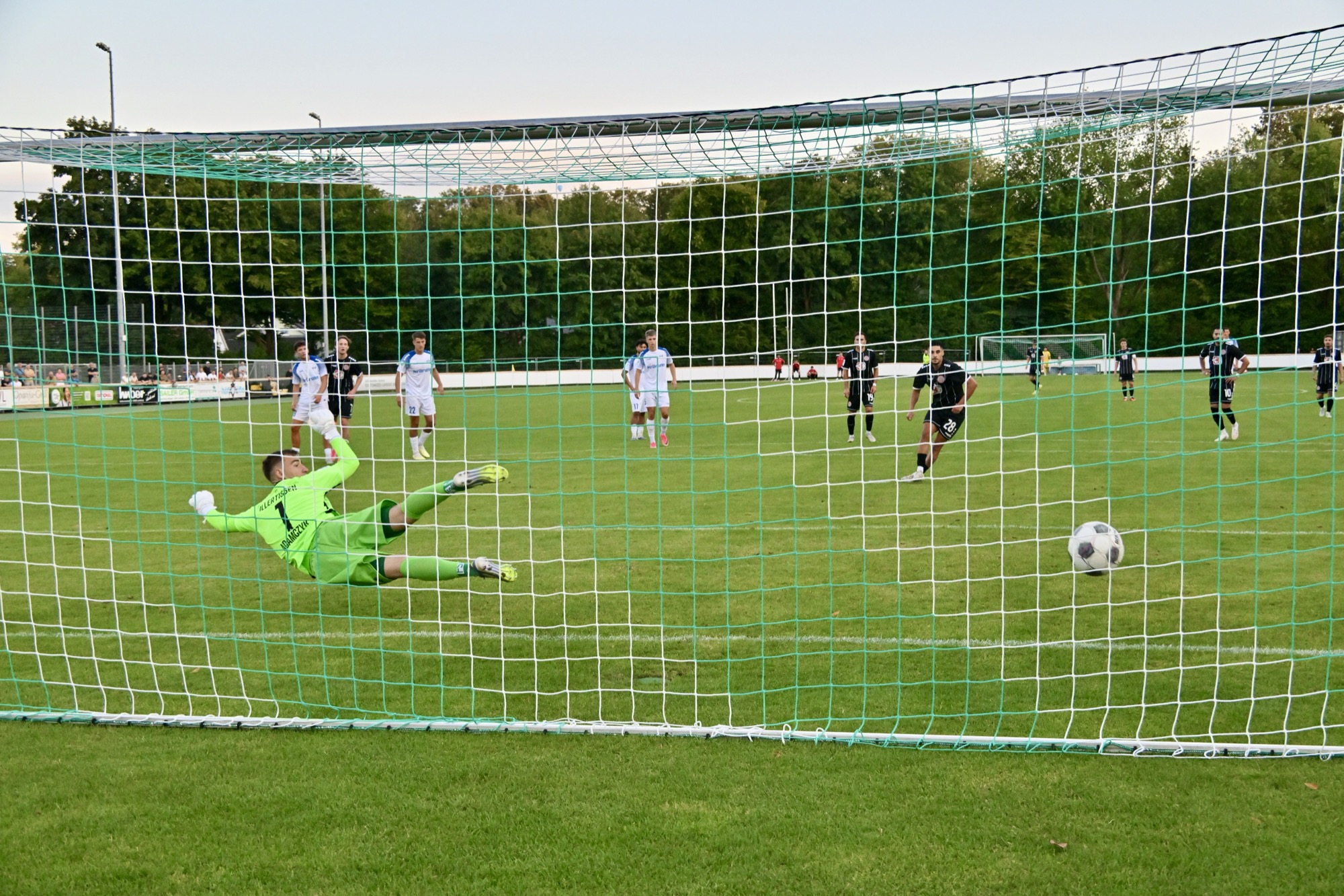 Halit Yilmaz verwandelt den Elfmeter zur 2:1-Führung des TSV Landsberg. Foto: Thomas Ernstberger