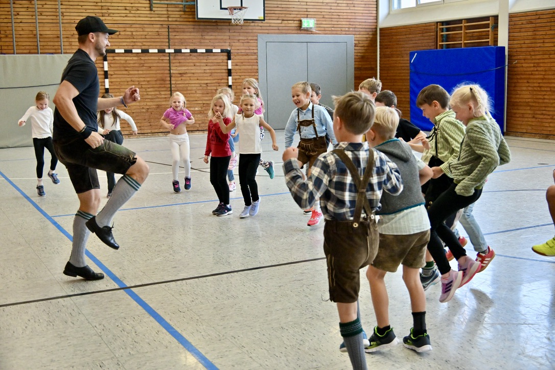 So geht’s: Mike Echter zeigt den Schulkindern, wie man plattelt