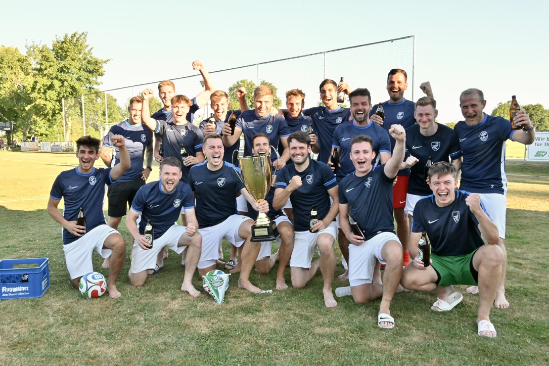 Der VfL Denklingen feiert den Gewinn des Fuchstal-Pokals