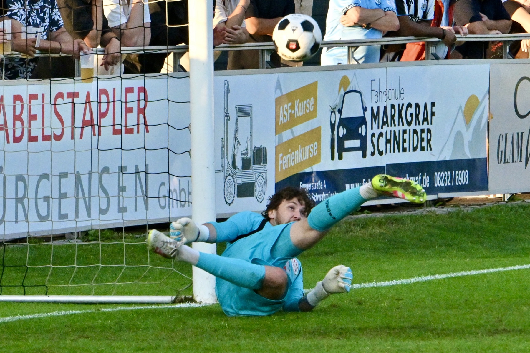 TSV-Keeper Leo Leimeister beim Elfmeterschießen in Schwabmünchen